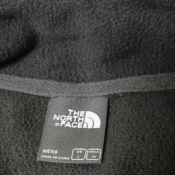 The North Face Men’s Black Lightweight Fleece Jacket - Picture 3 of 4